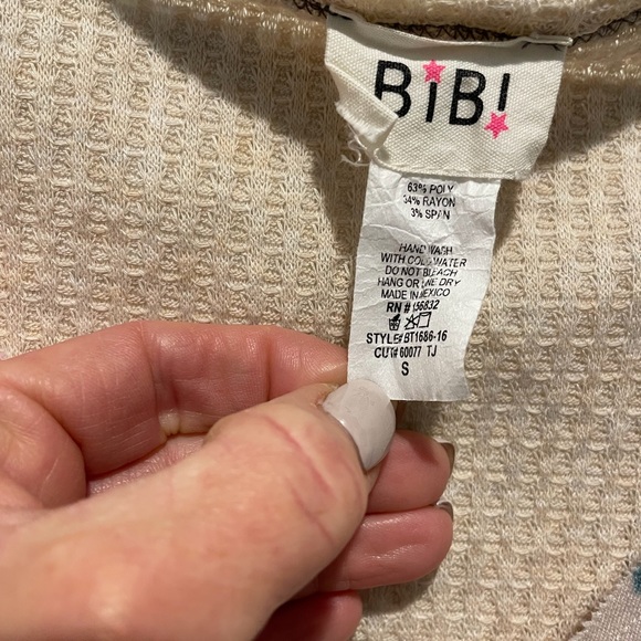 Vibrant colored blouse - Picture 2 of 3